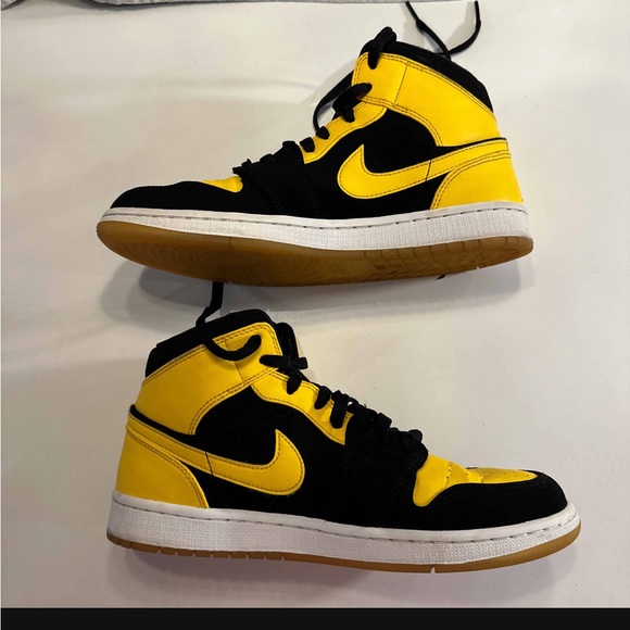Jordan 1 Retro Mid ‘New Love’ - Picture 4 of 10